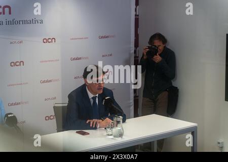 Barcelona, Spanien. April 2024. Salvador Illa hält eine Pressekonferenz im Hauptquartier der katalanischen Nachrichtenagentur ab, nachdem bekannt wurde, dass Pedro Sánchez weiterhin an der Spitze der spanischen Regierung steht. Salvador Illa ofrece una rueda de prensa en la sede de la agencia catalana de noticias después de que se conozca la noticia de que Pedro Sánchez sigue al frente del gobierno espa&#xf1;ol. Auf dem Bild: Salvador Illa News Politics -Barcelona, Spanien Montag, 29. april 2024 (Foto: Eric Renom/LaPresse) Credit: LaPresse/Alamy Live News Stockfoto