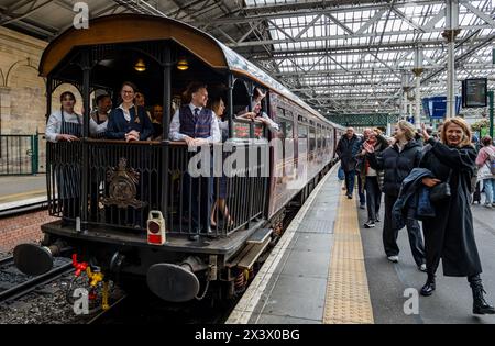 Edinburgh, Schottland, Vereinigtes Königreich, 29. April 2024. Der Royal Scotsman Luxuszug kommt am Bahnhof Waverley an, während sich die Mitarbeiter von ihren Fahrgästen verabschieden. Quelle: Sally Anderson/Alamy Live News Stockfoto