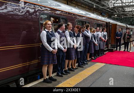 Edinburgh, Schottland, Vereinigtes Königreich, 29. April 2024. Der Royal Scotsman Luxuszug kommt am Bahnhof Waverley an, während sich das Personal anstellt, um sich von seinen Fahrgästen zu verabschieden. Quelle: Sally Anderson/Alamy Live News Stockfoto