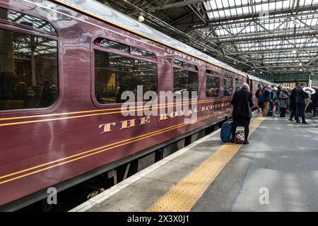 Edinburgh, Schottland, Vereinigtes Königreich, 29. April 2024. Der Royal Scotsman Luxuszug kommt am Bahnhof Waverley an. Quelle: Sally Anderson/Alamy Live News Stockfoto