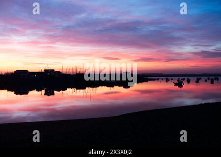 Sonnenuntergang über dem Fluss Deben Stockfoto