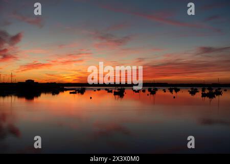 Sonnenuntergang über dem Fluss Deben Stockfoto