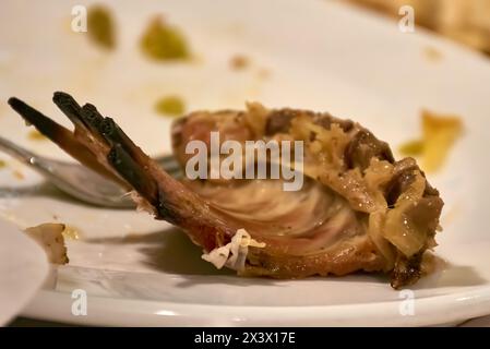 Leckeres gebackenes Lamm mit Kartoffeln und Erbsen Stockfoto