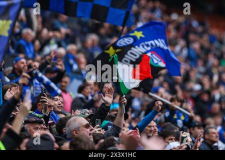 Mailand, Italien. April 2024. Fans des FC Internazionale, die während des Fußballspiels der Serie A 2023/24 zwischen dem FC Internazionale und dem FC Turin im Giuseppe Meazza Stadion zu sehen waren. Endpunktzahl; Inter 2:0 Torino Credit: SOPA Images Limited/Alamy Live News Stockfoto