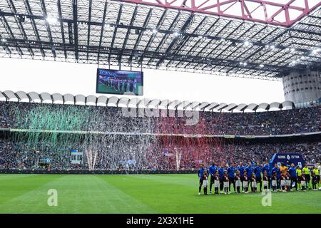 Mailand, Italien. April 2024. Ein allgemeiner Blick ins Innere des Stadions mit Choreografie des FC Internazionale vor dem Auftakt während des Fußballspiels der Serie A 2023/24 zwischen dem FC Internazionale und dem FC Turin im Giuseppe Meazza Stadium. Endpunktzahl; Inter 2:0 Torino Credit: SOPA Images Limited/Alamy Live News Stockfoto