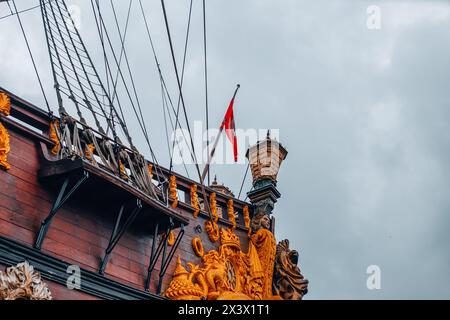 Genua, Ligurien, Italien 26.04.2024 - Ein wunderschönes Schiff im Hafen von Genua. Eine schwimmende Nachbildung einer spanischen Galeone aus dem 17. Jahrhundert, die für den Film von 1985 gebaut wurde Stockfoto