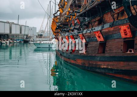 Genua, Ligurien, Italien 26.04.2024 - Ein wunderschönes Schiff im Hafen von Genua. Eine schwimmende Nachbildung einer spanischen Galeone aus dem 17. Jahrhundert, die für den Film von 1985 gebaut wurde Stockfoto