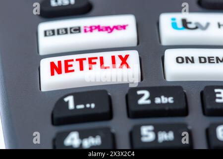 Nahaufnahme einer Freesat Fernbedienung mit Tasten für Netflix, BBC iPlayer, itv Hub und On Demand Stockfoto