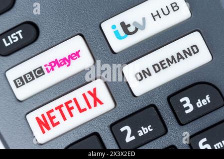 Nahaufnahme einer Freesat Fernbedienung mit Tasten für Netflix, BBC iPlayer, itv Hub und On Demand Stockfoto