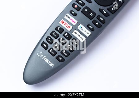 Nahaufnahme einer Freesat Fernbedienung mit Tasten für Netflix, BBC iPlayer, itv Hub und On Demand Stockfoto