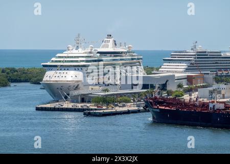 Kreuzfahrtschiffe, die in Port Everglades Fort Lauderdale Florida, Holland America ms Oosterdam und Royal Caribbean Jewel of the Seas liegen, 4. April 2024, Stockfoto