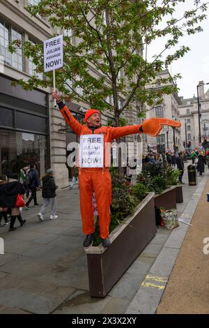 Ein Julian Assange-Unterstützer, der sich für seine Freiheit einsetzt, Regent Street, Saint James's, London, Großbritannien. April 2024 Stockfoto