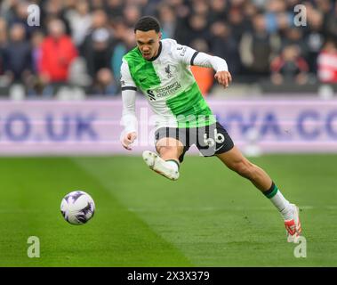 London, Großbritannien. April 2024 - West Ham United gegen Liverpool - Premier League - London Stadium. Liverpool's Trent Alexander-Arnold in Aktion. Bildnachweis: Mark Pain / Alamy Live News Stockfoto