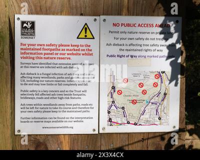 April 2024 - Schilder und Sicherheitshinweise in den Wäldern oberhalb des Somerset Dorfes Cheddar. Stockfoto