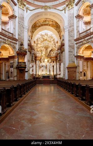 Wien, Österreich. Die Wiener Karlskirche ist eine römisch-katholische Kirche im 4. Wiener Gemeindebezirk. Der Hochaltar stammt von J. B. Fischer von Erlach Stockfoto