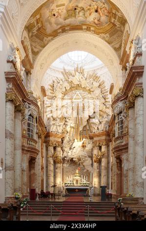 Wien, Österreich. Die Wiener Karlskirche ist eine römisch-katholische Kirche im 4. Wiener Gemeindebezirk. Der Hochaltar stammt von J. B. Fischer von Erlach Stockfoto