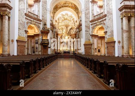 Wien, Österreich. Die Wiener Karlskirche ist eine römisch-katholische Kirche im 4. Wiener Gemeindebezirk. Der Hochaltar stammt von J. B. Fischer von Erlach Stockfoto