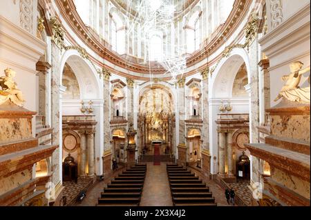 Wien, Österreich. Die Wiener Karlskirche ist eine römisch-katholische Kirche im 4. Wiener Gemeindebezirk. Der Hochaltar stammt von J. B. Fischer von Erlach Stockfoto