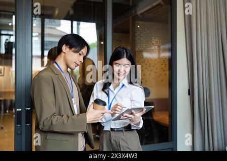 Geschäftsfrau der Mitarbeiterin spricht, berät, Ideen austauschen, Rat von der Führungskraft einholen Stockfoto
