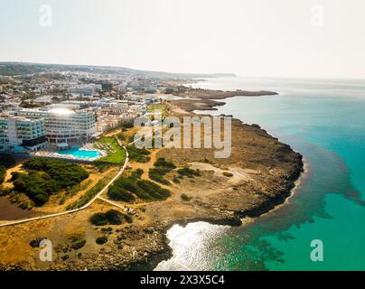 Ayia Napa, Zypern - 15. april 2023: Vogelperspektive fliegen über die griechische Seite der Insel Ayia Napa mit türkisfarbenen Stränden und Hotelresorts. Berühmt Stockfoto
