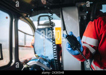 Nahhand des Arztes in Operationshandschuhen im Hubschrauber des Rettungsdienstes. Konzepte Rettung, Verbindung und Hilfe. Stockfoto