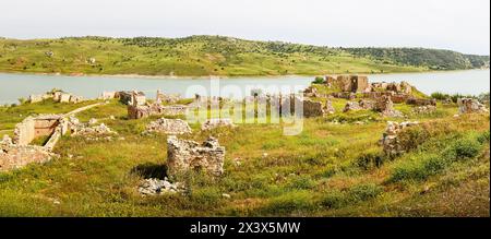 Foinikas, ein verlassenes Dorf im Bezirk Paphos auf Zypern. Geisterstadt - berühmtes Reiseziel im griechischen Zypern Stockfoto