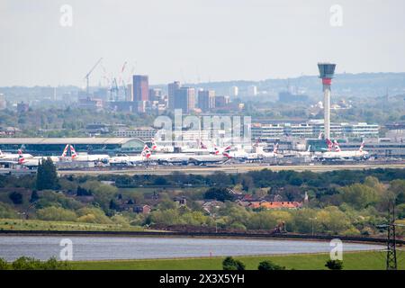 Englefield Green, Großbritannien. April 2024. Blick auf British Airways Flugzeuge am Flughafen London Heathrow. Grenzschutzbeamte am Flughafen Heathrow haben heute einen viertägigen Streik begonnen. Nach Angaben der BBC gingen Mitglieder der Public and Commercial Services union (PCS) um 05:00 Uhr MEZ in einem Streit über die Arbeitsbedingungen aus. Sie endet am Donnerstag. Die PCS sagten, mehr als 300 Mitglieder würden streiken, was die Heathrow-Terminals 2, 3, 4 und 5 betrifft. Das Innenministerium sagt, es sei "enttäuscht" über die Streikaktion, sei aber offen für die "Diskussion einer Entschließung". Quelle: Maureen McLean/Alamy Live News Stockfoto