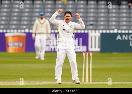 Bristol, Großbritannien, 29. April 2024. Gloucestershire's Graeme van Buuren Bowling während des Spiels der Vitality County Championship Division 2 zwischen Gloucestershire und Middlesex. Quelle: Robbie Stephenson/Gloucestershire Cricket/Alamy Live News Stockfoto