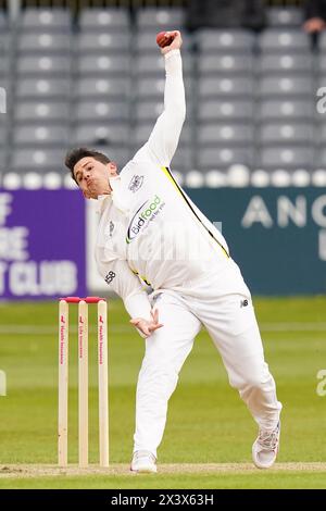 Bristol, Großbritannien, 29. April 2024. Gloucestershire's Graeme van Buuren Bowling während des Spiels der Vitality County Championship Division 2 zwischen Gloucestershire und Middlesex. Quelle: Robbie Stephenson/Gloucestershire Cricket/Alamy Live News Stockfoto