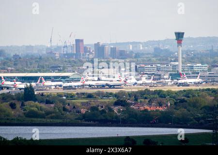 Englefield Green, Großbritannien. April 2024. Blick auf British Airways Flugzeuge am Flughafen London Heathrow. Grenzschutzbeamte am Flughafen Heathrow haben heute einen viertägigen Streik begonnen. Nach Angaben der BBC gingen Mitglieder der Public and Commercial Services union (PCS) um 05:00 Uhr MEZ in einem Streit über die Arbeitsbedingungen aus. Sie endet am Donnerstag. Die PCS sagten, mehr als 300 Mitglieder würden streiken, was die Heathrow-Terminals 2, 3, 4 und 5 betrifft. Das Innenministerium sagt, es sei "enttäuscht" über die Streikaktion, sei aber offen für die "Diskussion einer Entschließung". Quelle: Maureen McLean/Alamy Live News Stockfoto