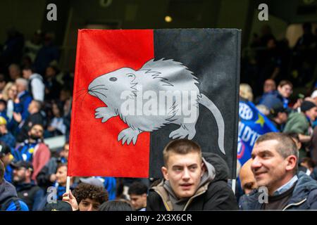 Mailand, Italien - 28. april 2024 - Inter vs Torino Serie A - f.c. internazionale Suppporter mit einer Flagge gegen mailand Credit: Kines Milano/Alamy Live News Stockfoto