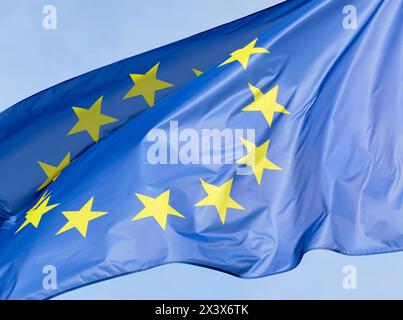 Flagge der Europäischen Union auf blauem Himmel. Stockfoto