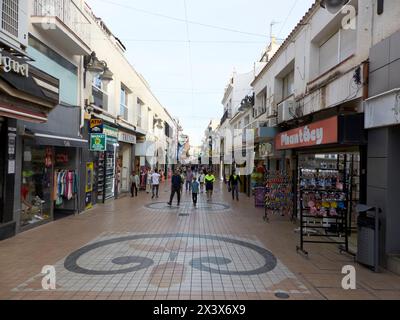Blick auf die berühmte San Miguel Straße in Torremolinos, Málaga, Spanien. Stockfoto