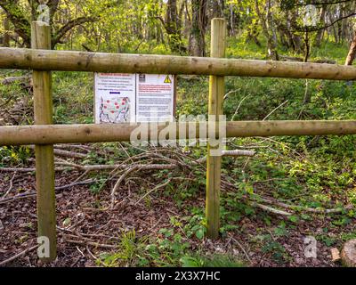 April 2024 - Schilder und Sicherheitshinweise in den Wäldern oberhalb des Somerset Dorfes Cheddar. Stockfoto