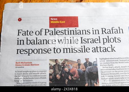 "Das Schicksal der Palästinenser in Rafah im Gleichgewicht, während Israel eine Reaktion auf den Raketenangriff plant", titelt die Guardian-Zeitung Israel Gaza-Krieg 17 April 2024 Großbritannien Stockfoto