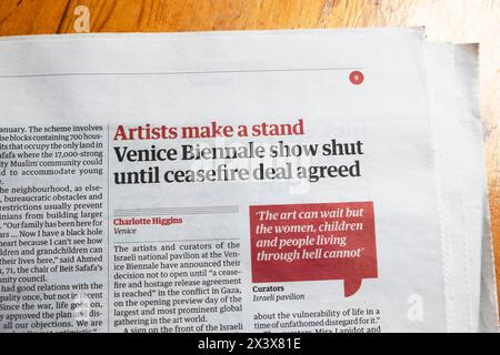 "Künstler machen einen Stand Veice Biennale Show geschlossen, bis Waffenstillstandsabkommen vereinbart wurden" titelt die Zeitung Guardian pro-palästinensischem protestartikel April 2024 Großbritannien Stockfoto