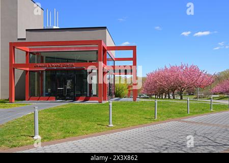 Charles B. Wang Center an der Stony Brook University in Stony Brook, New York, Suffolk County, auf Long Island. Landschaft mit blühenden Magnolien Stockfoto