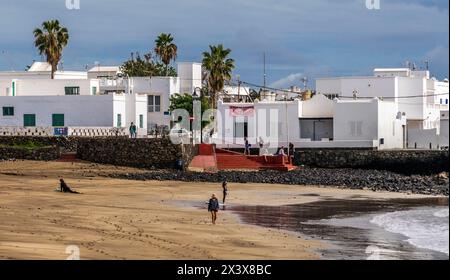 Spanien, Kanarische Inseln, Lanzarote, Strand und Dorf Caleta de Famara Stockfoto