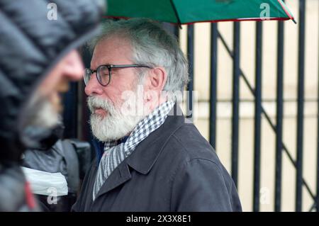 Belfast, Vereinigtes Königreich 29 04 2024 Gerry Adams schließt sich den Opferaktivisten an, um die Einreichungen bei der Untersuchung zu beenden. Springhill/WestRock Inquest Familien vor dem Gericht von Laganside Belfast, bevor sie ihre Beiträge zusammen mit anderen Familien und Unterstützern wie Gerry Adams Belfast Northern Ireland abschließen. Credit: HeadlineX/Alamy Live News Stockfoto