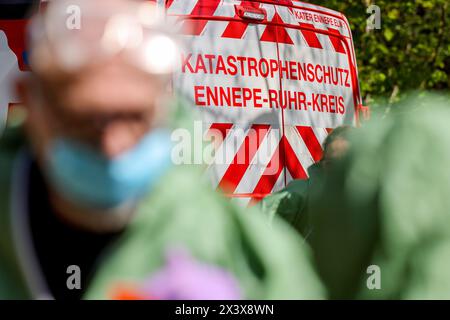 Hattingen, Deutschland. April 2024. Die Rettungsdienste des Bezirks Ennepe-Ruhr sind bei einer Tierseuchenübung präsent. In Zusammenarbeit mit anderen Bezirken probt der Landkreis Ennepe-Ruhr, was im Falle eines Ausbruchs der Vogelgrippe zu tun ist. Quelle: Christoph Reichwein/dpa/Alamy Live News Stockfoto