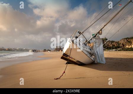 Ferragudo, Algarve, Portugal, Yachten sind nach einem Sturm auf See an einem Strand gestrandet Stockfoto