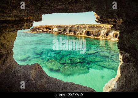 Aussichtspunkt zum Höhlenbogen in der Nähe von Kap Greko, Capo Greco, Ayia Napa und Protaras auf Zypern, Mittelmeer. Atemberaubende Meereslandschaft. Türkisfarbene Schrei Stockfoto