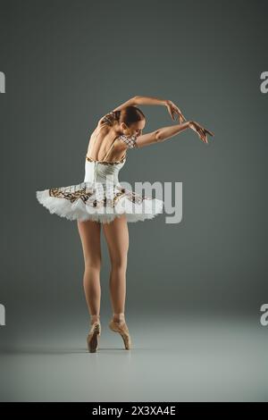 Die talentierte Ballerina posiert anmutig in einem weißen Tutu. Stockfoto