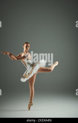 Anmutige Ballerina in weißem Tutu und Rock, die elegant auf der Bühne tanzen. Stockfoto