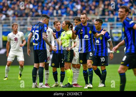 Mailand, Italien. April 2024. Die Schiedsrichterin Maria Sole Ferrieri Caputi war während des Spiels zwischen Inter und Turin in Giuseppe Meazza in Mailand zu sehen. (Foto: Gonzales Photo/Alamy Live News Stockfoto