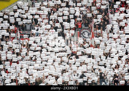 BayArena Leverkusen Deutschland, 27.4,2024, Fußball: Bundesliga-Saison 2023/24 Spieltag 31, Bayer 04 Leverkusen (B04) vs VfB Stuttgart (VFB) — Stuttgart-Fans fordern, dass die Vereinsleitung zurücktritt Stockfoto