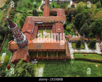 Abtei von Chiaravalle aus der Vogelperspektive. Eine malerische Abtei aus dem 12. Jahrhundert im gotischen und romanischen Stil. Hochwertiges Drohnenfoto Stockfoto