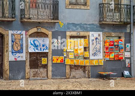 LISSABON, PORTUGAL - 6. APRIL 2024: Ausstellung mit Straßenverkauf von Gemälden, auf Keramik gemalt in der lokalen Azulejos-Technik und Klassiker auf Papier A Stockfoto