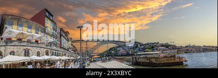 PORTO, PORTUGAL - 11. APRIL 2024: Panoramablick mit alten mehrfarbigen Häusern in Porto Ribeira, entlang des Cais da Ribeira. Alte Stadt Pier Architektur und Stockfoto