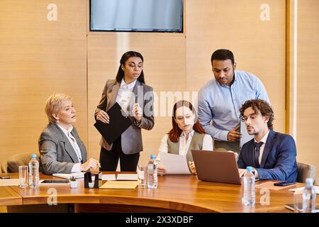 Geschäftsleute mit unterschiedlichem Hintergrund arbeiten an einem Konferenztisch zusammen. Stockfoto